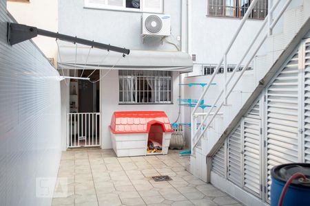 Casa à venda com 200m², 4 quartos e 2 vagas Casa à venda com 200m², 4 quartos e 2 vagasQUINTAL