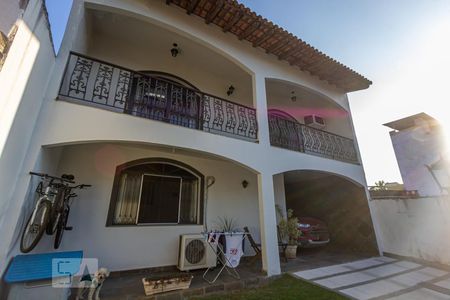 Casa à venda com 189m², 3 quartos e 3 vagas Casa à venda com 189m², 3 quartos e 3 vagasFachada