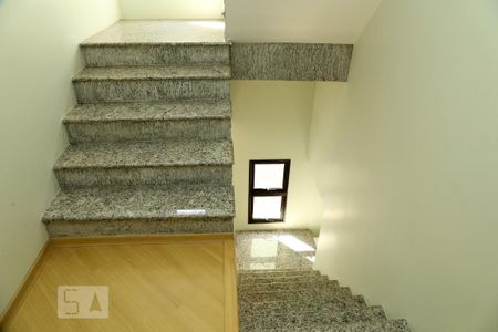 Casa para alugar com 252m², 4 quartos e 1 vagaEscada