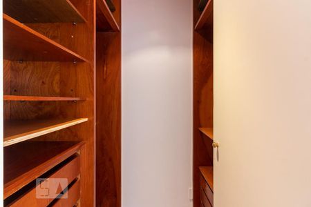 Apartamento à venda com 211m², 3 quartos e 4 vagas Apartamento à venda com 211m², 3 quartos e 4 vagasCloset Suite 1