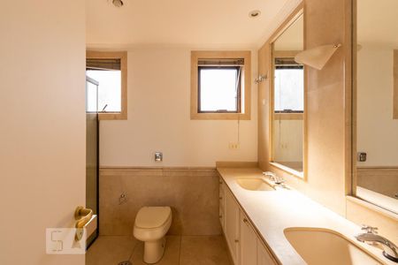 Apartamento à venda com 211m², 3 quartos e 4 vagas Apartamento à venda com 211m², 3 quartos e 4 vagasBanheiro Suite 1
