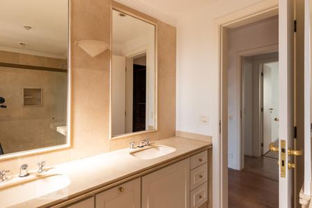 Apartamento à venda com 211m², 3 quartos e 4 vagas Apartamento à venda com 211m², 3 quartos e 4 vagasBanheiro Suite 1