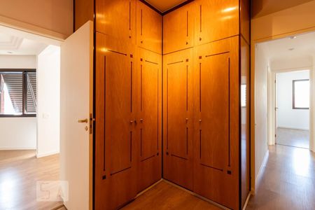 Apartamento à venda com 211m², 3 quartos e 4 vagas Apartamento à venda com 211m², 3 quartos e 4 vagasHall Quartos