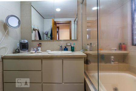 Apartamento à venda com 310m², 3 quartos e 2 vagas Apartamento à venda com 310m², 3 quartos e 2 vagasBanheiro da Suíte