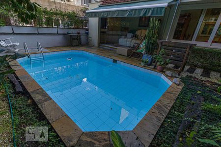 Apartamento à venda com 310m², 3 quartos e 2 vagas Apartamento à venda com 310m², 3 quartos e 2 vagasPiscina