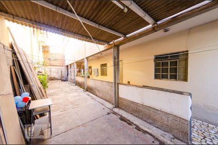 Casa à venda com 220m², 6 quartos e 8 vagas Casa à venda com 220m², 6 quartos e 8 vagasQuintal