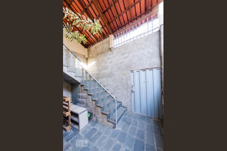 Casa à venda com 220m², 6 quartos e 8 vagas Casa à venda com 220m², 6 quartos e 8 vagasCasa de fundos 2