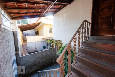 Casa à venda com 220m², 6 quartos e 8 vagas Casa à venda com 220m², 6 quartos e 8 vagasCasa de fundos 2