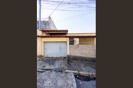 Casa à venda com 220m², 6 quartos e 8 vagas Casa à venda com 220m², 6 quartos e 8 vagasFachada