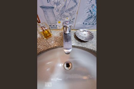 Casa à venda com 220m², 6 quartos e 8 vagas Casa à venda com 220m², 6 quartos e 8 vagasBanheiro social