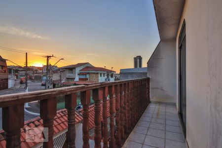 Casa à venda com 150m², 3 quartos e 4 vagas Casa à venda com 150m², 3 quartos e 4 vagasSacada do quarto 1