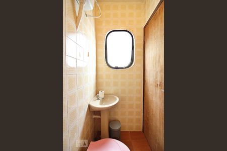 Casa à venda com 340m², 4 quartos e 4 vagasBanheiro de Serviço