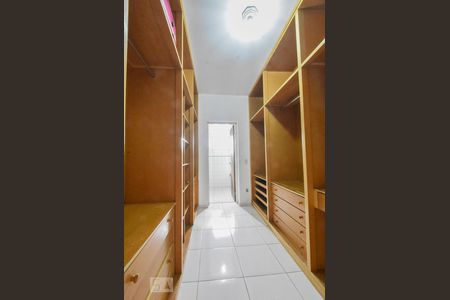 Casa à venda com 360m², 3 quartos e 6 vagasCloset Suíte 01