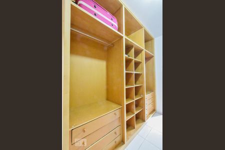 Casa à venda com 360m², 3 quartos e 6 vagasCloset Suíte 01