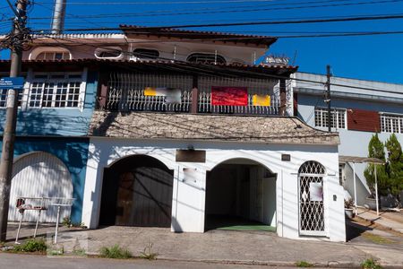 Casa à venda com 270m², 5 quartos e 2 vagas Casa à venda com 270m², 5 quartos e 2 vagasFachada