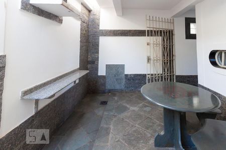 Casa à venda com 270m², 5 quartos e 2 vagas Casa à venda com 270m², 5 quartos e 2 vagasCorredor externo