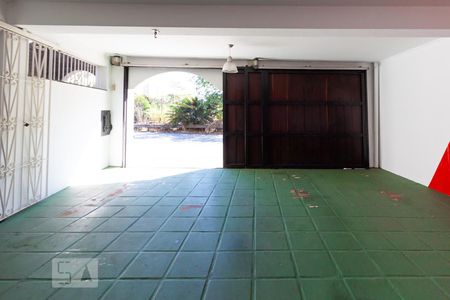 Casa à venda com 270m², 5 quartos e 2 vagas Casa à venda com 270m², 5 quartos e 2 vagasGaragem
