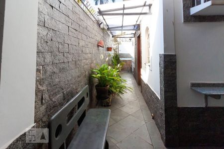 Casa à venda com 270m², 5 quartos e 2 vagas Casa à venda com 270m², 5 quartos e 2 vagasCorredor externo