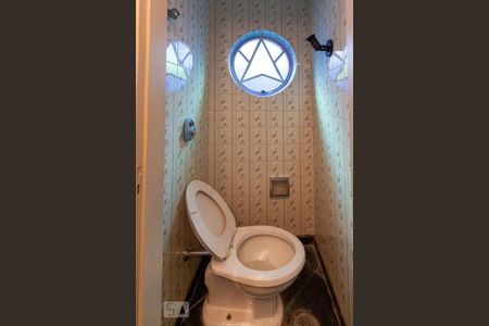 Casa à venda com 270m², 5 quartos e 2 vagas Casa à venda com 270m², 5 quartos e 2 vagasLavabo