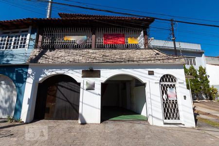 Casa à venda com 270m², 5 quartos e 2 vagas Casa à venda com 270m², 5 quartos e 2 vagasFachada