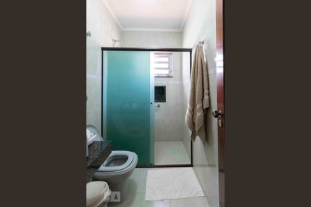 Casa à venda com 295m², 4 quartos e 3 vagasBanheiro da Suíte 2