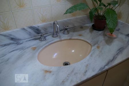 Casa à venda com 250m², 3 quartos e 2 vagas Casa à venda com 250m², 3 quartos e 2 vagasBANHEIRO