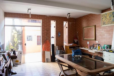 Casa à venda com 250m², 3 quartos e 2 vagas Casa à venda com 250m², 3 quartos e 2 vagasSALÃO FUNDOS