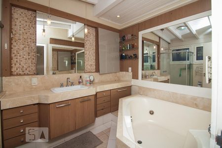 Casa à venda com 460m², 5 quartos e 2 vagasBanheiro suíte principal