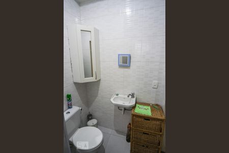 Casa à venda com 500m², 7 quartos e 8 vagas Casa à venda com 500m², 7 quartos e 8 vagasBanheiro da Suíte Casa Fundos