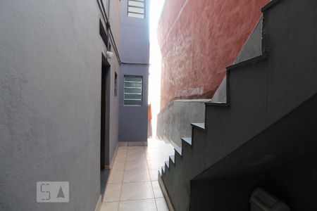 Casa à venda com 300m², 3 quartos e 4 vagasEscada e corredor acesso fundos