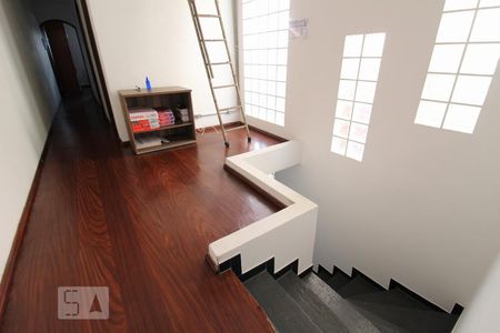 Casa à venda com 300m², 3 quartos e 4 vagasEscada e corredor