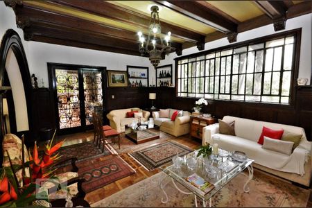 Casa à venda com 450m², 4 quartos e 1 vagaSala de Estar