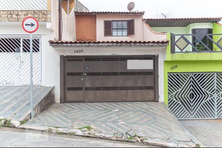 Casa à venda com 250m², 3 quartos e 2 vagas Casa à venda com 250m², 3 quartos e 2 vagasFachada
