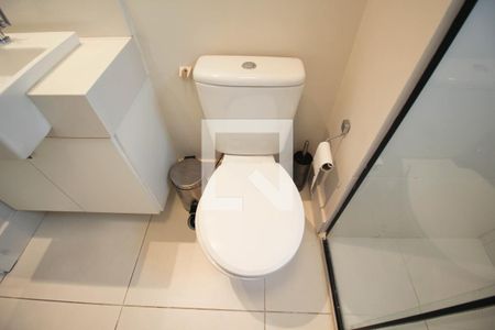 Banheiro de kitnet/studio para alugar com 1 quarto, 33m² em Indianópolis, São Paulo