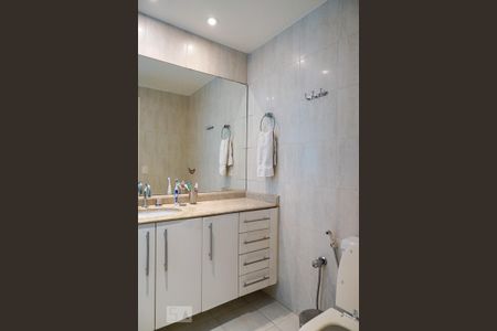 Apartamento à venda com 175m², 3 quartos e 2 vagas Apartamento à venda com 175m², 3 quartos e 2 vagasBanheiro da Suíte