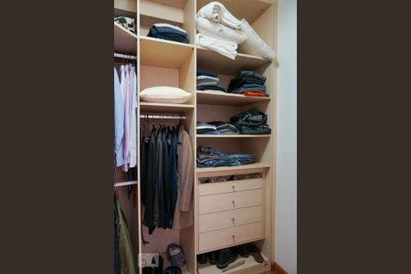 Apartamento à venda com 175m², 3 quartos e 2 vagas Apartamento à venda com 175m², 3 quartos e 2 vagasCloset da Suíte