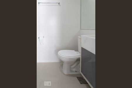 Apartamento à venda com 74m², 2 quartos e 2 vagasBanheiro da suíte