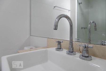Apartamento à venda com 74m², 2 quartos e 2 vagasBanheiro da suíte