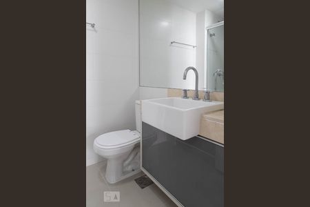 Apartamento à venda com 74m², 2 quartos e 2 vagasBanheiro da suíte