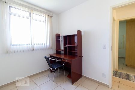 Quarto 2  de apartamento para alugar com 2 quartos, 47m² em Jardim Finotti, Uberlândia