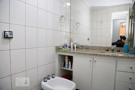 Apartamento à venda com 256m², 4 quartos e 5 vagasBanheiro da Suíte 1