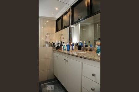 Apartamento à venda com 256m², 4 quartos e 5 vagasSegundo Banheiro da Suíte 2