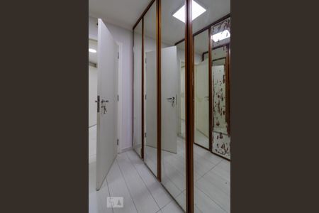 Apartamento à venda com 211m², 4 quartos e 3 vagasCloset