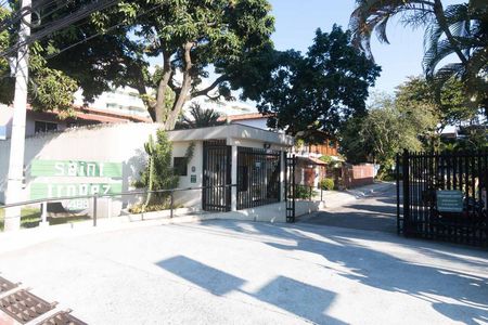 Casa à venda com 258m², 4 quartos e 2 vagas Casa à venda com 258m², 4 quartos e 2 vagasFachada