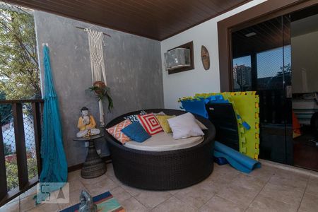 Casa à venda com 258m², 4 quartos e 2 vagas Casa à venda com 258m², 4 quartos e 2 vagasVaranda