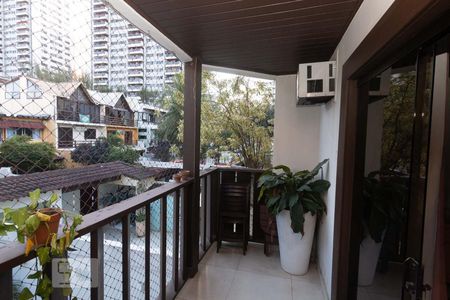 Casa à venda com 258m², 4 quartos e 2 vagas Casa à venda com 258m², 4 quartos e 2 vagasVaranda