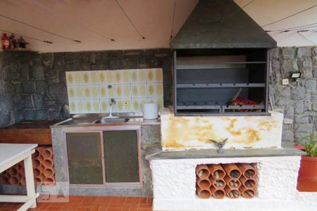 Casa à venda com 142m², 4 quartos e 2 vagas Casa à venda com 142m², 4 quartos e 2 vagasChurrasqueira