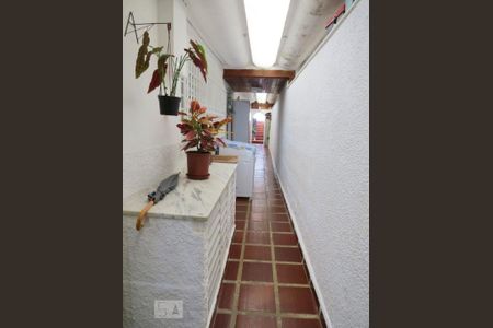 Casa à venda com 142m², 4 quartos e 2 vagas Casa à venda com 142m², 4 quartos e 2 vagasCorredor
