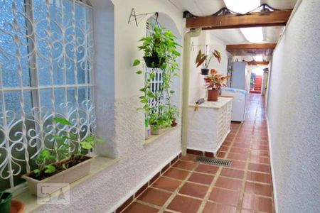 Casa à venda com 142m², 4 quartos e 2 vagas Casa à venda com 142m², 4 quartos e 2 vagasCorredor