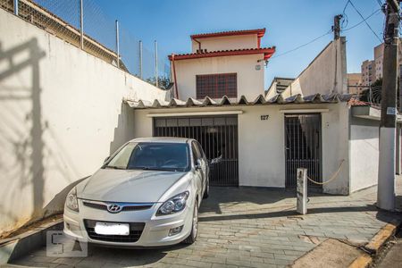 Casa à venda com 200m², 2 quartos e 2 vagas Casa à venda com 200m², 2 quartos e 2 vagasFachada